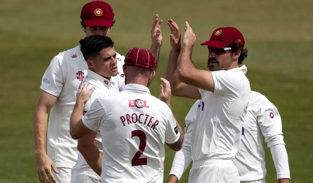 Bancroft and Bracey Fight Back but Guthrie's Brilliance Leaves Gloucestershire Staring Down Defeat